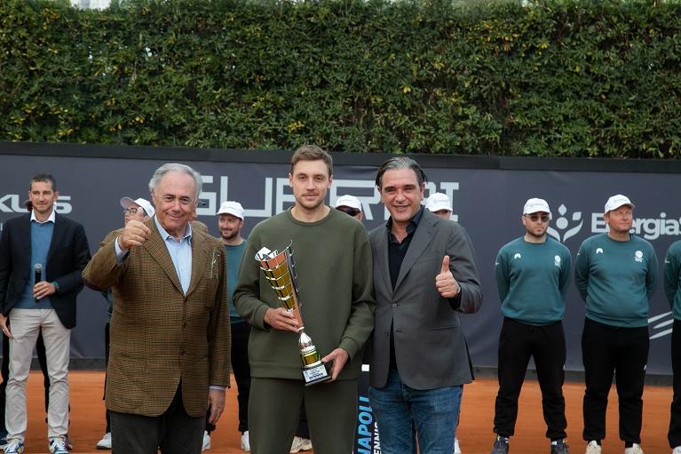 Nella foto un momento della premiazione finale della Guerri Napoli Tennis Cup