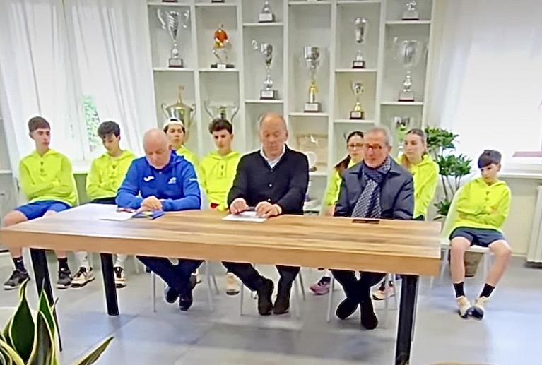 Al tavolo della conferenza, da sinistra: il maestro del circolo Lello Di Loreto, il presidente del CT Lanciano Fabio Lombardi, il sindaco della città frentana Filippo Paolini