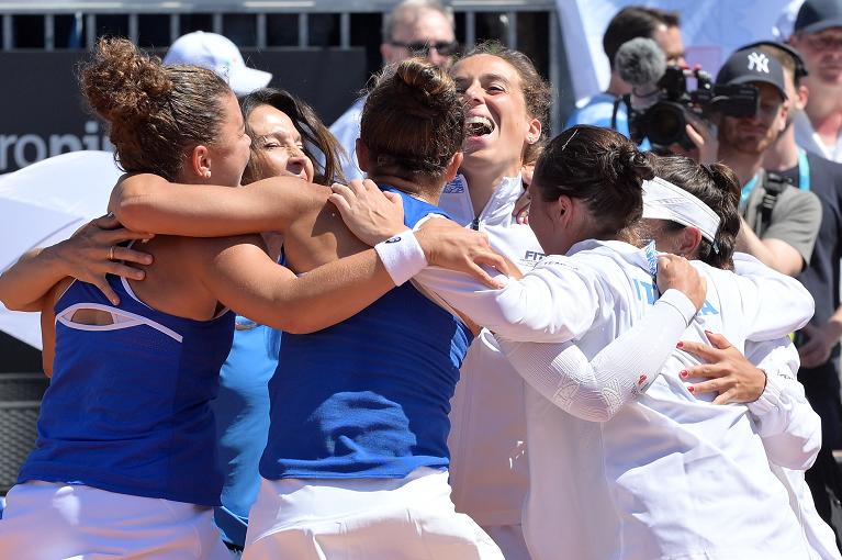 La gioia dell'Italia dopo la vittoria contro il Giappone in Billie Jean King Cup (Foto FITP)
