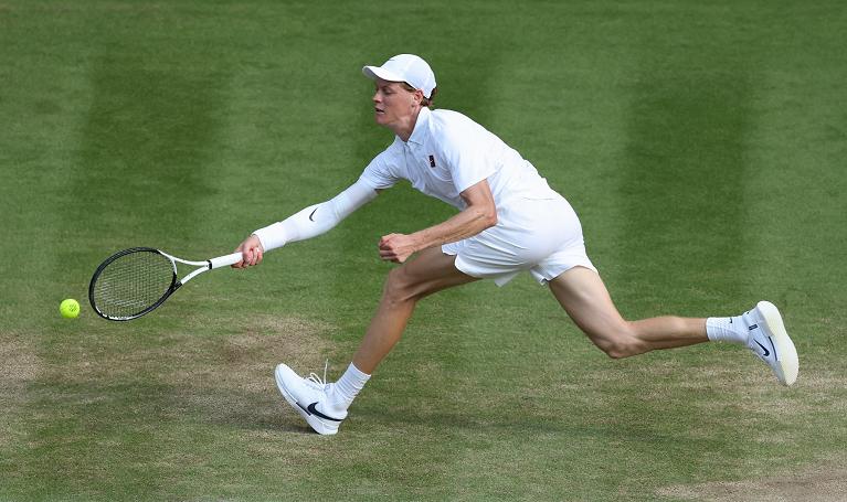 Jannik Sinner in azione sull'erba di Wimbledon 2025 (foto Getty Images)