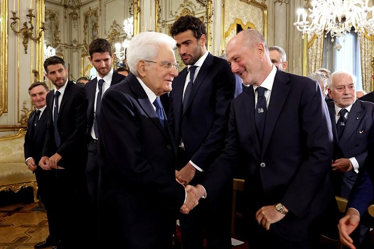 Il Presidente della Repubblica Sergio Mattarella stringe la mano al presidente FITP Angelo Binaghi (foto Sposito/FITP)