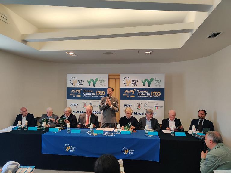 Il presidente del Tc Prato Marco Romagnoli (in piedi) presenta il Torneo Internazionale U.18
