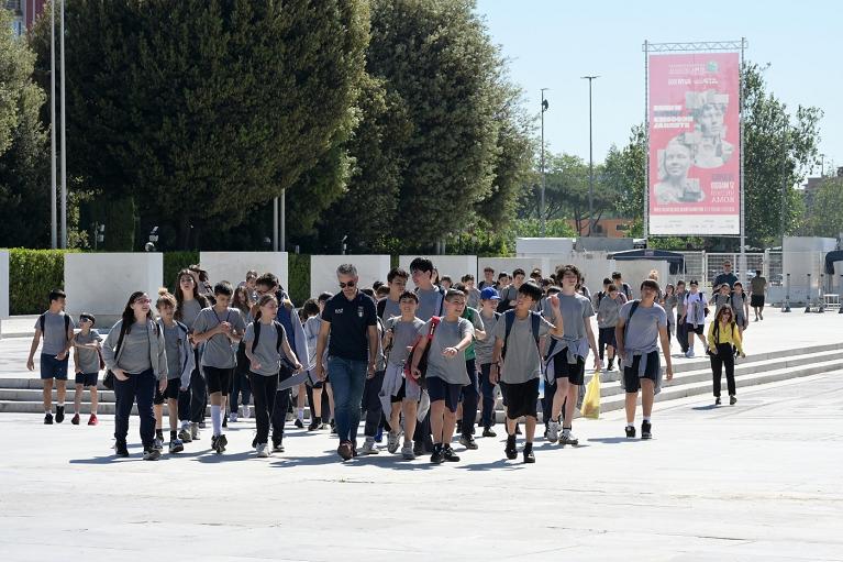 L'arrivo di alcuni ragazzi allo Young Village, allestito nell’area del Foro Italico adiacente allo Stadio dei Marmi (Foto Fitp)