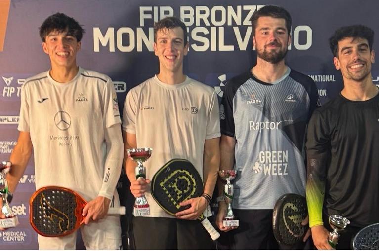 Nelle due foto di Supertennis, i finalisti maschili (a sinistra i vincitori) e le finaliste (a sinistra le vincitrici)