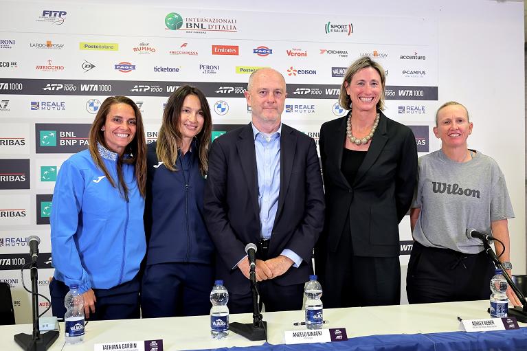 Il Presidente FITP Angelo Binaghi, al centro, con (da sinistra) Roberta Vinci, Tathiana Garbin, Ashley Keber e Nicole Pratt alla conferenza stampa di presentazione che si è svolta al Foro Italico della partnership tra Fitp e WTA (Foto Fitp)