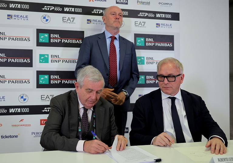 La firma dell'accordo tra la Federazione Italiana Tennis e Padel e il gruppo SAE (Foto FITP)