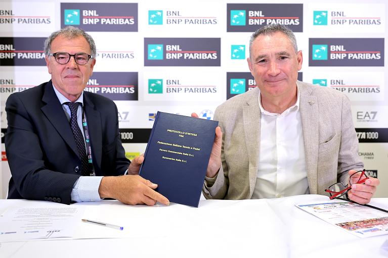 Il vicepresidente della Federazione Italiana Tennis e Padel Gianni Milan (a destra) insieme a Massimo Castiglia, responsabile sponsorizzazioni Ferrero commerciale Italia (Foto FITP)