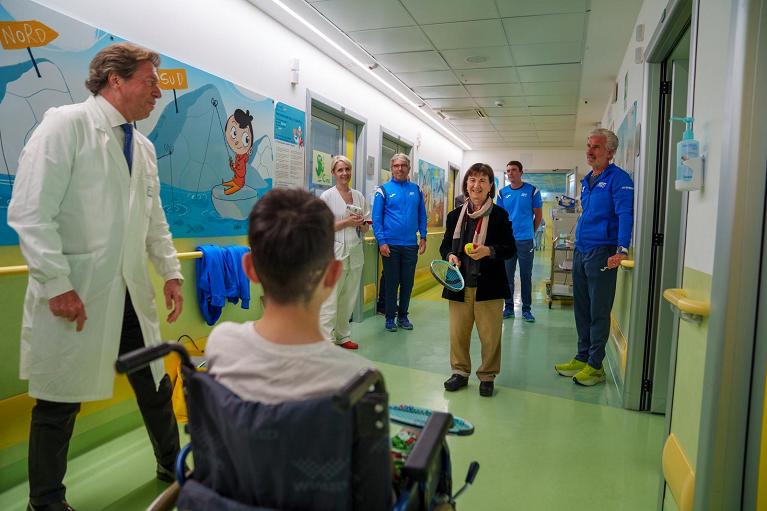 per la Famiglia, Natalità e Pari Opportunità, Eugenia Roccella, gioca con uno dei bambini del reparto di Oncologia pediatrica del Policlinico Gemelli di Roma (Foto Tennis & Friends)