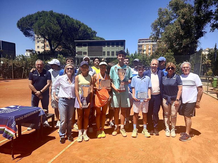o staff dell'organizzazione, gli atleti, i giudici e i collaboratori alla premiazione di Tennis Europe U14 Pescara. Presente anche Luciano Ginestra, presidente Fitp Abruzzo-Molise
