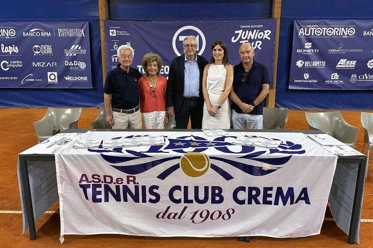 La presentazione del torneo internazionale Città di Crema. Da sinistra: Stefano Agostino (presidente Tc Crema), Chiara Motta (vice-presidente vicario del Comitato regionale FITP), Enrico Cerutti (presidente del Comitato regionale FITP), Jessica Festari (direttrice del torneo) e Walter Della Frera (consigliere del Comune di Crema con delega allo sport)