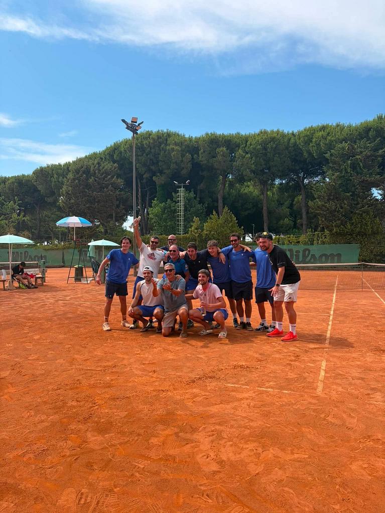 Che festa per il Circolo Tennis L'Aquila, sui campi in terra rossa di Cervia. Una vittoria in trasferta che sancisce la promozione dalla C alla B2 maschile