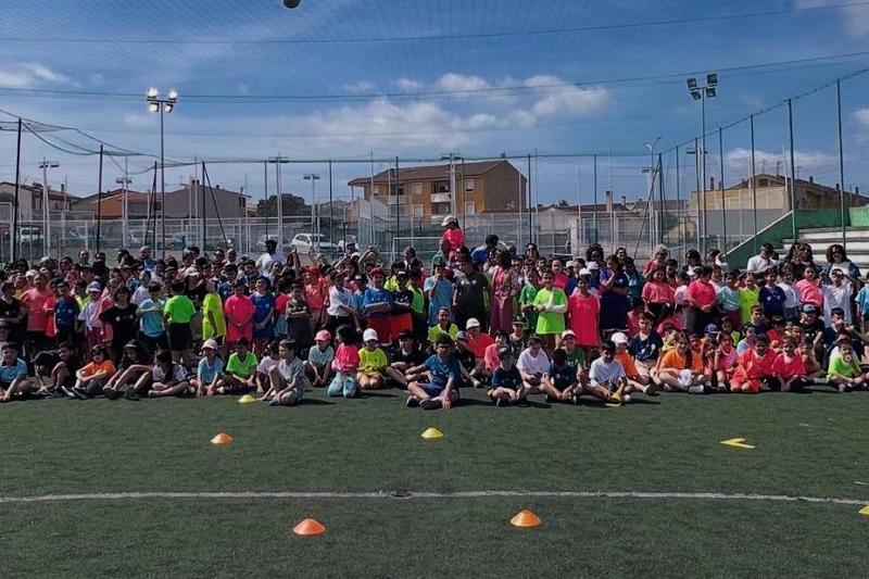 Racchette in Classe, che festa: Ossi chiude l’anno tra sport e sorrisi