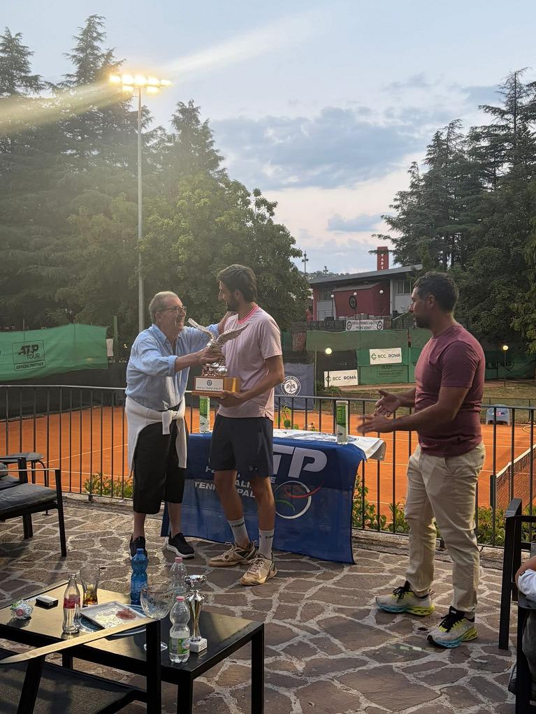 Il presidente del Circolo Tennis L’Aquila Aleandro Equizi premia e abbraccia il vincitore del torneo Gianluca Centi Pizzutilli