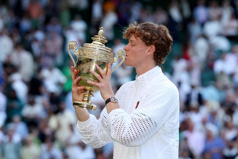Sinner con il trofeo di campione a Wimbledon nel 2026 (Getty Images)
