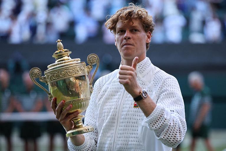 Jannik Sinner con il trofeo vinto a Wimbledon (Getty Images)