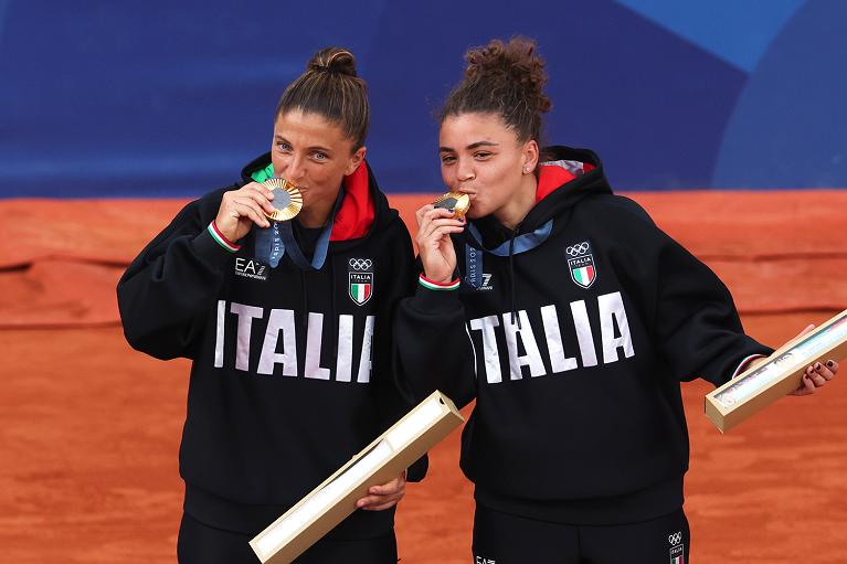Sara Errani e Jasmine Paolini baciano la loro medaglia d'oro (foto Getty Images)