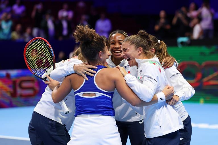 Le azzurre festeggiano il titolo di Billie Jean King Cup 2025 a Shenzhen (foto Getty Images)
