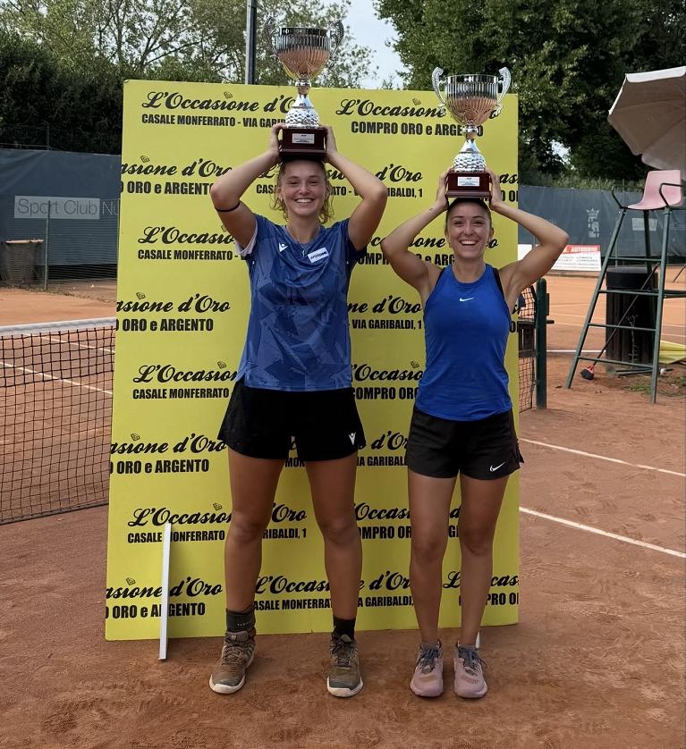 L'abruzzese Anna Tambelli, a sinistra nella foto, in coppia con la toscana Emma Martellenghi, campionesse d'Italia di seconda categoria nel Doppio
