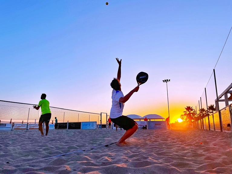 Tramonto sui campi dell'Eolo beach durante un torneo