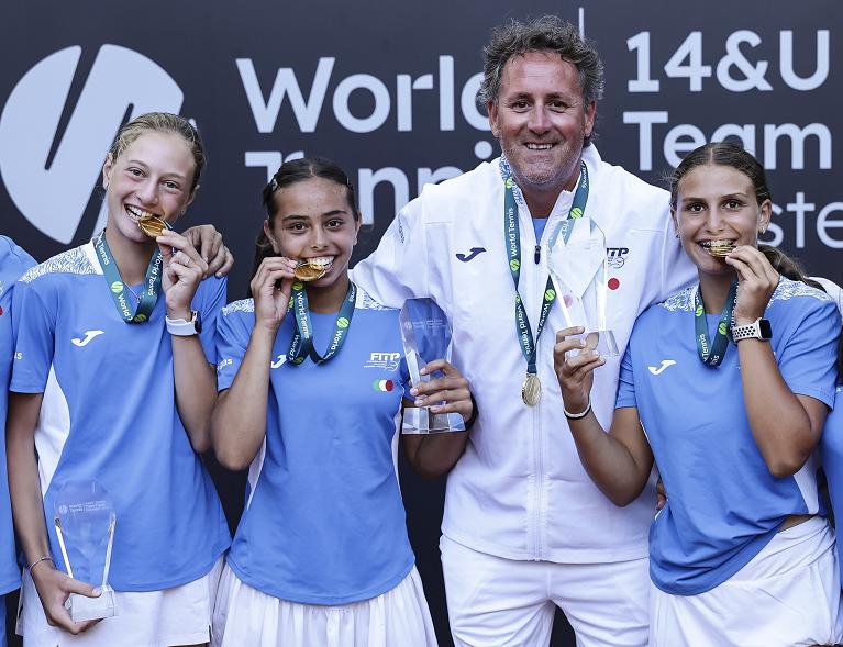 Le campionesse del mondo Under 14. Da sinistra Giorgia Luchetti, Olivia Conticello e Giorgia Lanza. Con loro il capitano Christian Vinco (Foto World Tennis/Srdjan Stevanovic)