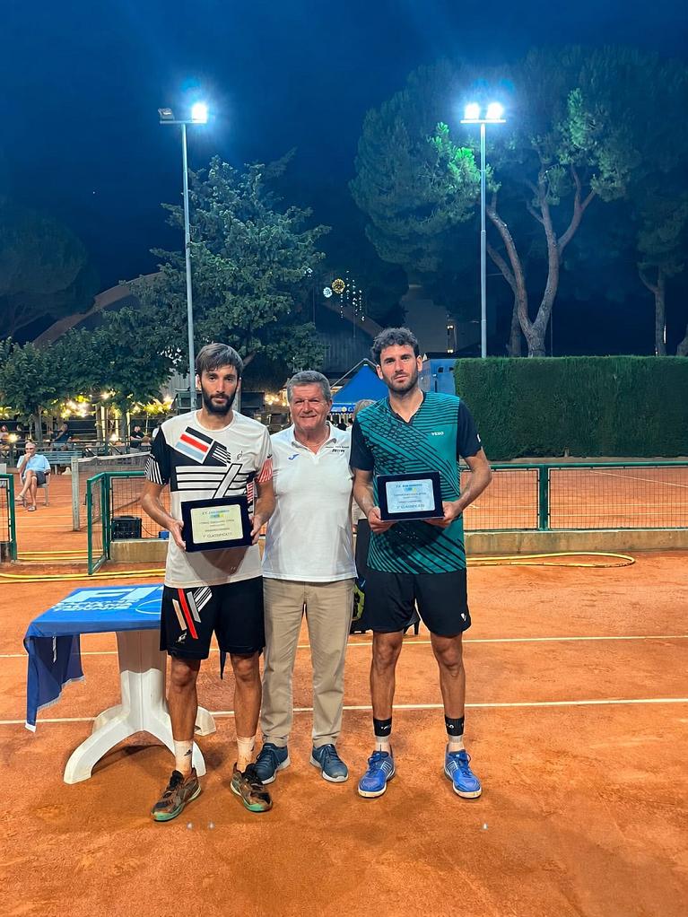 A sinistra il vincitore Stefano Baldoni, al centro il giudice Marco Ciarrocchi, a destra il finalista Giorgio Ricca