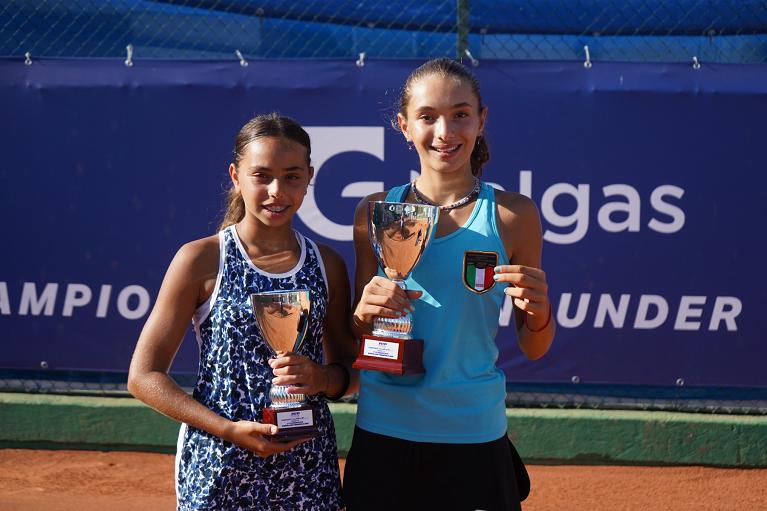 Olivia Serena Conticello e, a destra, Vittoria Caressa, finalista e vincitrice del Campionato italiano under 13 by Italgas nel 2025