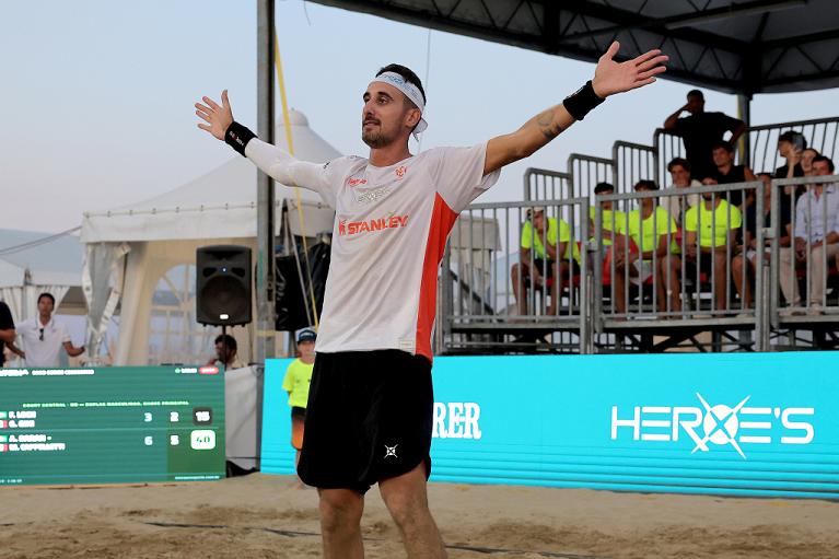 Michele Cappelletti festeggia la vittoria al Sand Series Cesenatico (Foto FITP)