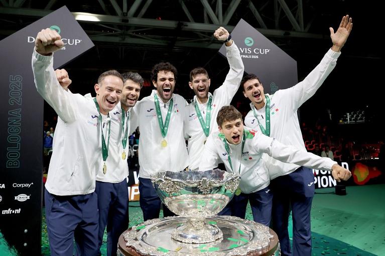 Flavio Cobolli festeggia con il team Italia la conquista della Coppa Davis 2025 (Foto Sposito)