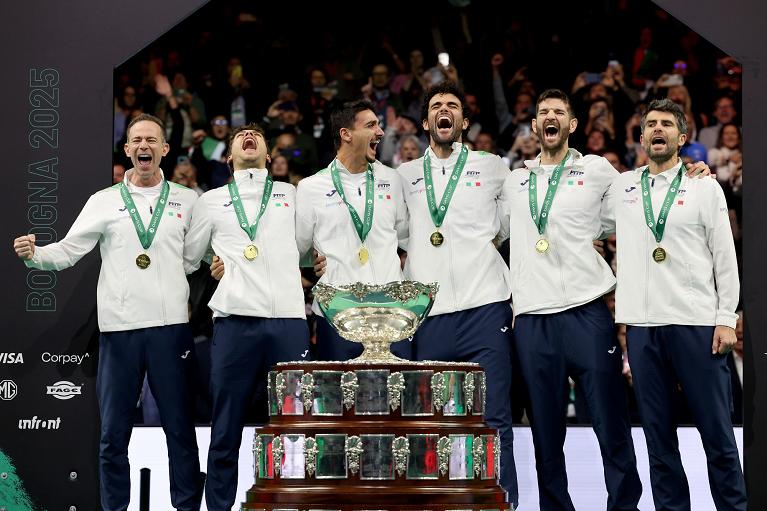 La squadra italiana dopo il successo nella Coppa Davis 2025 (Foto FITP)