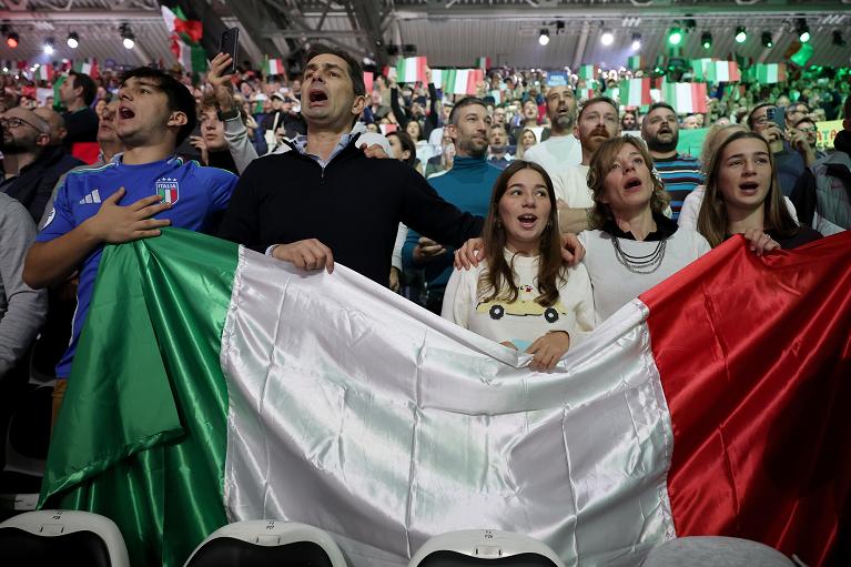 Tifosi dell'Italia alle Davis Cup Finals a Bologna (Foto FITP)