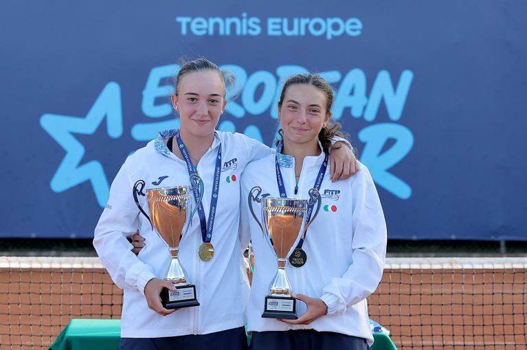 La premiazione di Ludovica Casalino (sinistra) e Camila Olga Castracani, vincitrici del titolo europeo Under 16 di doppio - Foto FITP