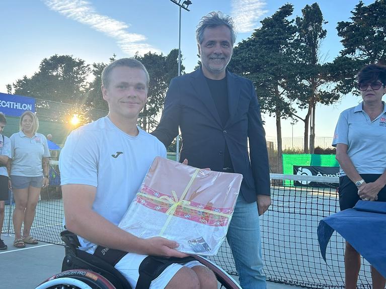 Nella foto: Il vincitore del singolare maschile Ben Bartram premiato dall'assessore comunale Enrico Daga