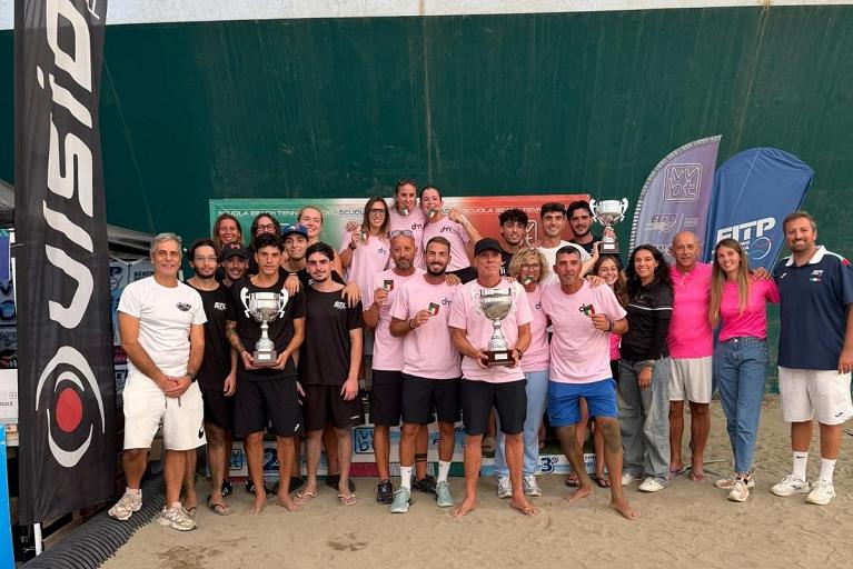 La premiazione della finale della Serie A di beach tennis 2026 (Foto FITP)