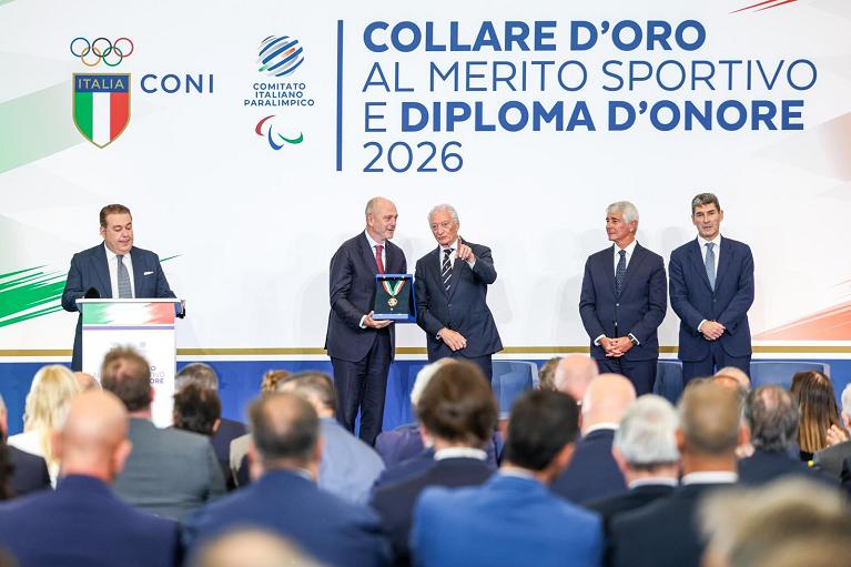 Il presidente della FITP Angelo Binaghi riceve il Collare d'Oro dal presidente del CONI Luciano Buonfiglio. A destra il Ministro per lo Sport e i Giovani, Andrea Abodi; e il presidente del Comitato Italiano Paralimpico Marco Giunio De Sanctis (Foto CONI)