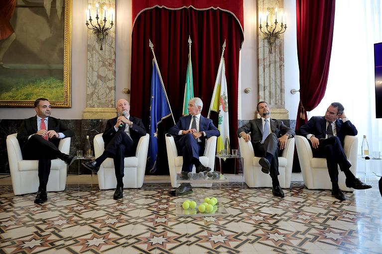 Presentazione Next Gen ATP Finals 2026 a Reggio Calabria: da sinistra il Sindaco Francesco Cannizzaro, il Presidente della FITP Angelo Binaghi, il Ministro per lo Sport e i Giovani Andrea Abodi, il Presidente di Sport e Salute Marco Mezzaroma e  il Presidente della Regione Calabria Roberto Occhiuto (foto FITP)