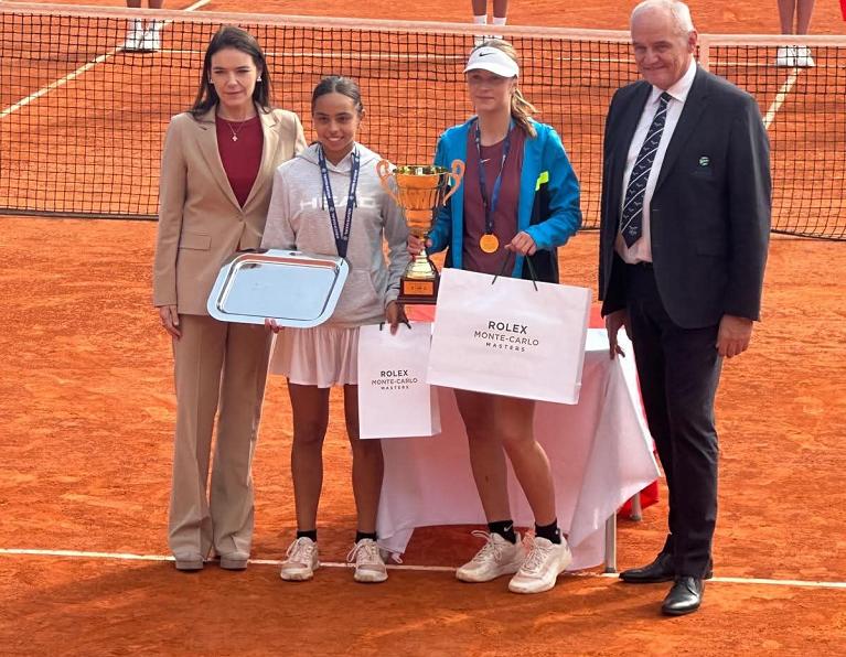 Olivia Conticello e l'ucraina Mariia Kocherzhenko alla premiazione della finale dei Tennis Europe Junior Masters Under 14 (Foto FITP)